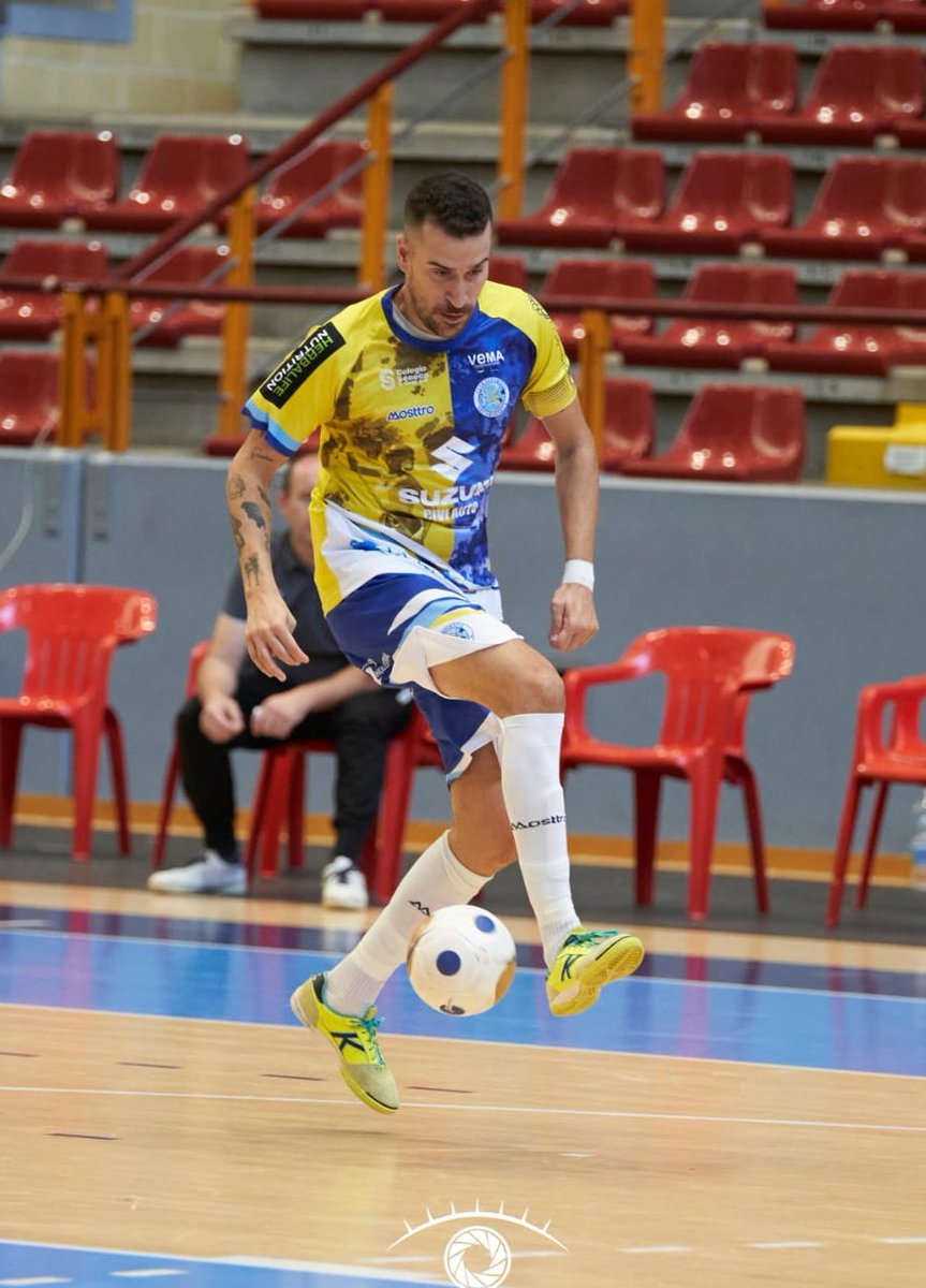 flaco_14_'s tweet photo. 🟡🔵 a seguir ..... no queda otra @decorsenecaFS ⚽️⚽️ #DA14 https://t.co/8cFSiDiBIp