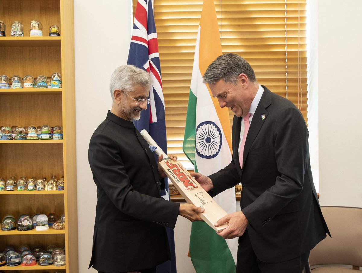 ImTanujSingh's tweet photo. India's External affairs minister gifted a Virat Kohli's signed bat to the Australia's deputy prime minister. https://t.co/rf1OEtNxt7