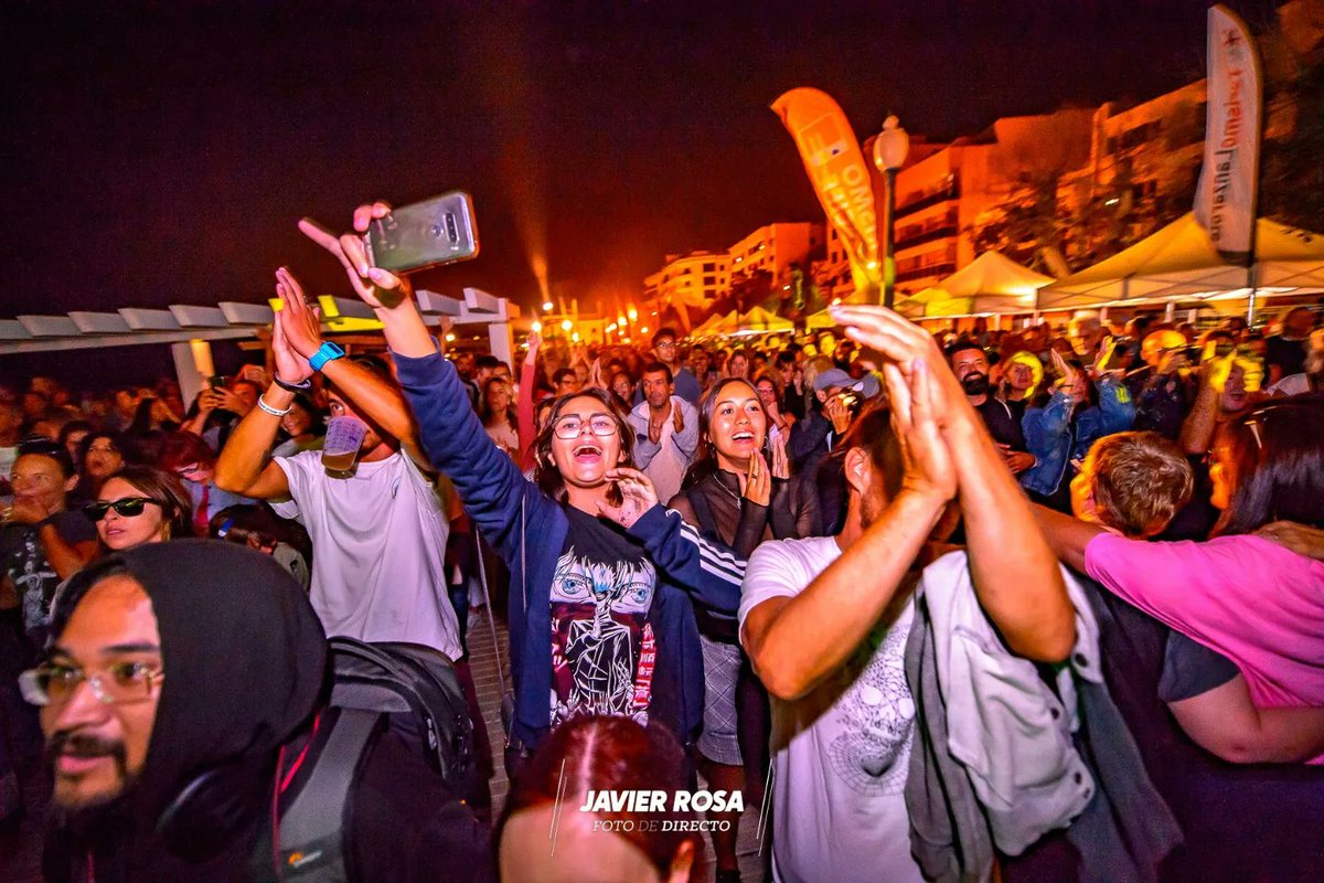 ArrecifeenVivo's tweet photo. Y pasó: el reencuentro de #Zurych, ONCE AÑOS después. Una de las bandas lanzaroteñas que tuvo una proyección más meteórica. El viernes jugaron en casa y fue una fiesta.
En el escenario #AEVChannel, una apuesta por el talento local (que es enooorme)
📸 @javierphotorosa https://t.co/WTFqKpVabB