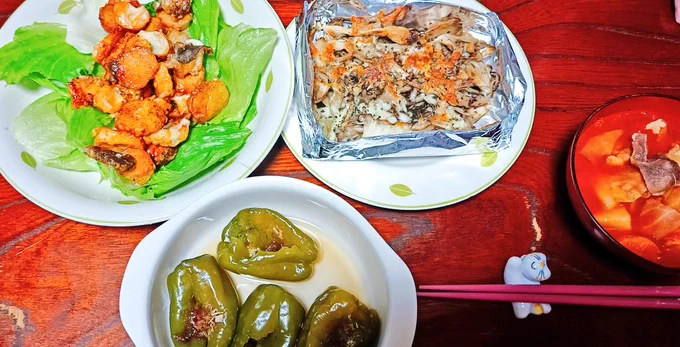 ピーマンの酒蒸しとエリンギをオリーブオイルで揚げたやつと舞茸のチーズ焼きとミネストローネ。 