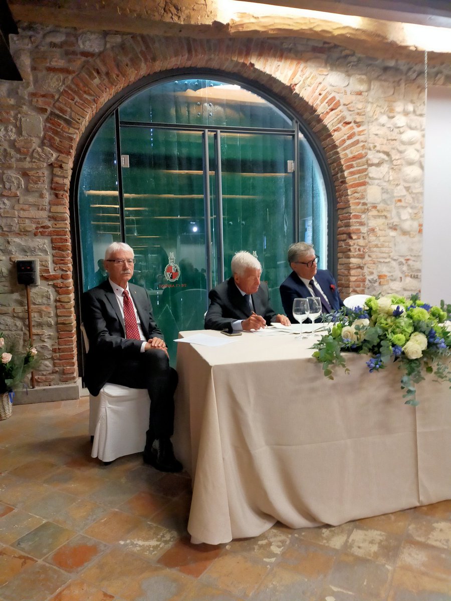 ConfcommercioUd's tweet photo. Nella villa de Claricini di Moimacco in provincia di Udine, alla presenza del presidente nazionale di @Confcommercio Carlo Sangalli e del vice Giovanni Da Pozzo, la premiazione dei Maestri del commercio 50 e più. https://t.co/f5YDOYMhU3