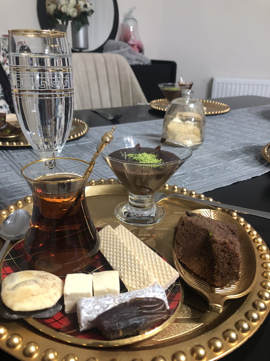 BurcinKarpuz's tweet photo. Aşko ben çayı şekersiz içerim 😏 https://t.co/AHu9nNZqU2