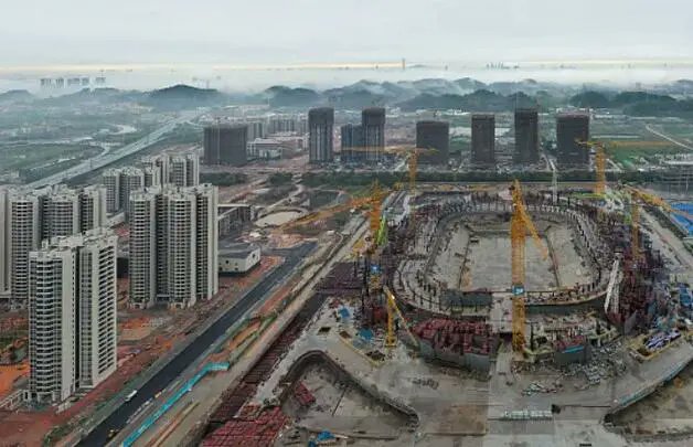 Guangzhou City Construction Investment has won the bid of the construction project of 'Evergrande Stadium' (100, 000 seat football-only stadium). The bid cost them ￥3.155b (＄441.5m), which is the upset price. They will invest another ￥4.41b(＄617m) to complete construction.