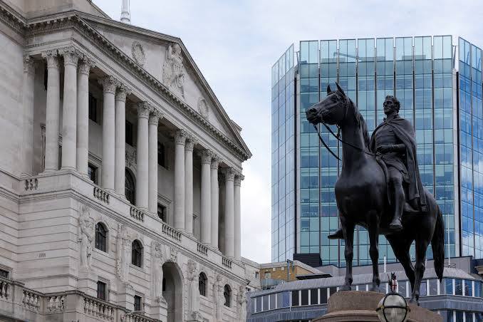 Bank of England verdubbelt haar tijdelijke QE obligatie-aankopen tot 10 miljard pond per dag.

Is dit wat ze noemen messen vangen?
