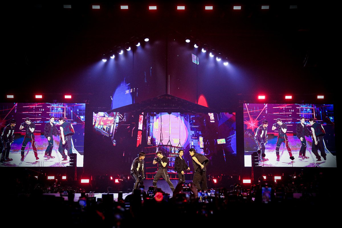 ABSCBNNews's tweet photo. After more than two years, K-pop superstars Seventeen made its highly anticipated return to the Philippines over the weekend with a sold-out two-night concert at the Mall of Asia Arena. #BeTSinManila

📸Courtesy of Pledis Entertainment

Here's a recap: https://t.co/8BBEGFnV4u https://t.co/3jmATbsMdk