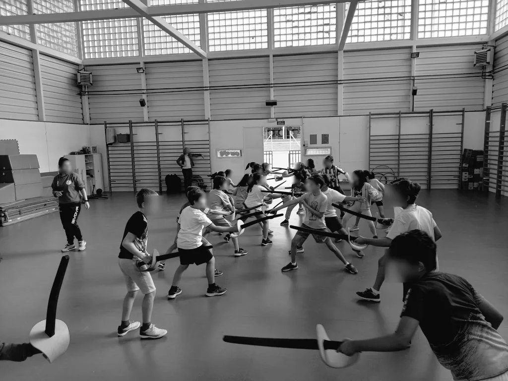 PerezCeip's tweet photo. 🤺 La semana pasada, el alumnado de 4°, 5° y 6° recibió una clase de esgrima, impartida por el @EsgrimaCEMAJ 🤺
¡Disfrutaron mucho!
@MajadahondaAyto https://t.co/y9fIEwKoE2