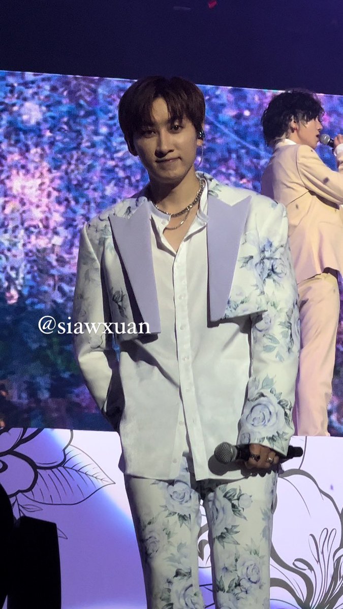 siawxuan99's tweet photo. Eunhyuk looks rlly good in purple 😍💗 #SS9inKL #SS9inMY https://t.co/tgB2x5diHa