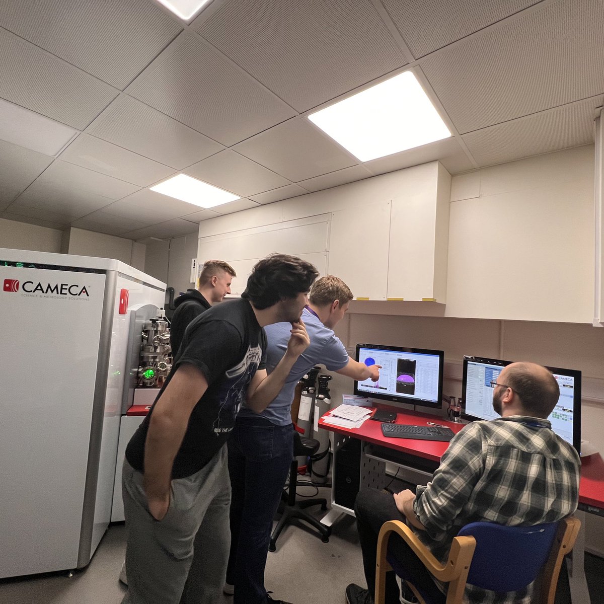 My new PhD students Neil Mulcahy, Lukas Worch & Geri Topore learning atom probe tomography from the awesome #APT ninja Dr James Douglas 🤩🔬@CDT_ACM @ImpMaterials @RoyceImperial @royalsociety @CAMECA_News @bat__go @NicolosiGroup