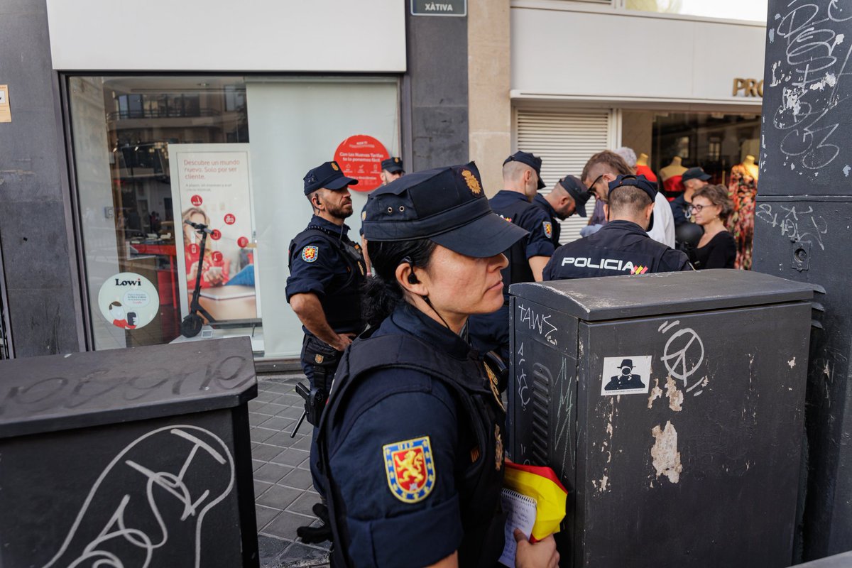 davidmelero__'s tweet photo. 🔴 A l'esquerra la policia fa registres i s'emporta banderes valencianes i catalanes. A la dreta salutacions nazi i feixistes, insults i bandera falange i no passa absolutament res. Ahir a València durant la diada #9deOctubre https://t.co/kpWTbQJ77E