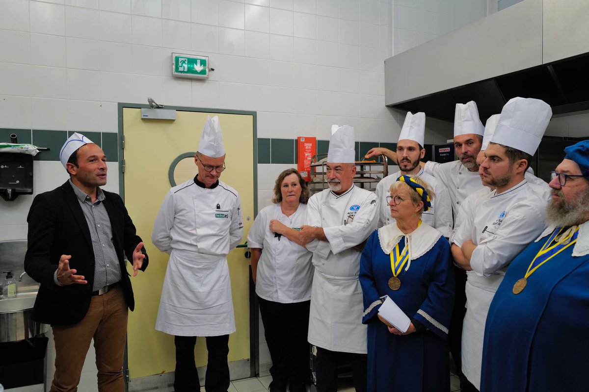 lasarthe_72's tweet photo. La Semaine du Goût commence au restaurant scolaire du collège d'Ecommoy, en présence d’Anthony Trifaut, Président de la Commission en charge de la Jeunesse, Marie-Pierre Brosset et Samuel Chevallier, conseillers départementaux, représentant Dominique Le Mèner, Président du #CD72. https://t.co/dBMs0dsxLI