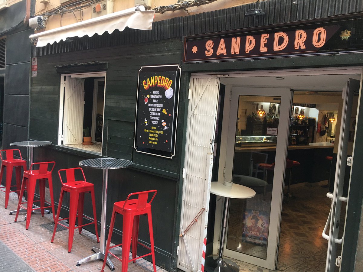 Hoy lunes abrimos de 18 a 22h. Y el resto de la semana en horario ininterrumpido de 11 a 22h ya que estamos en plenas fiestas del Pilar