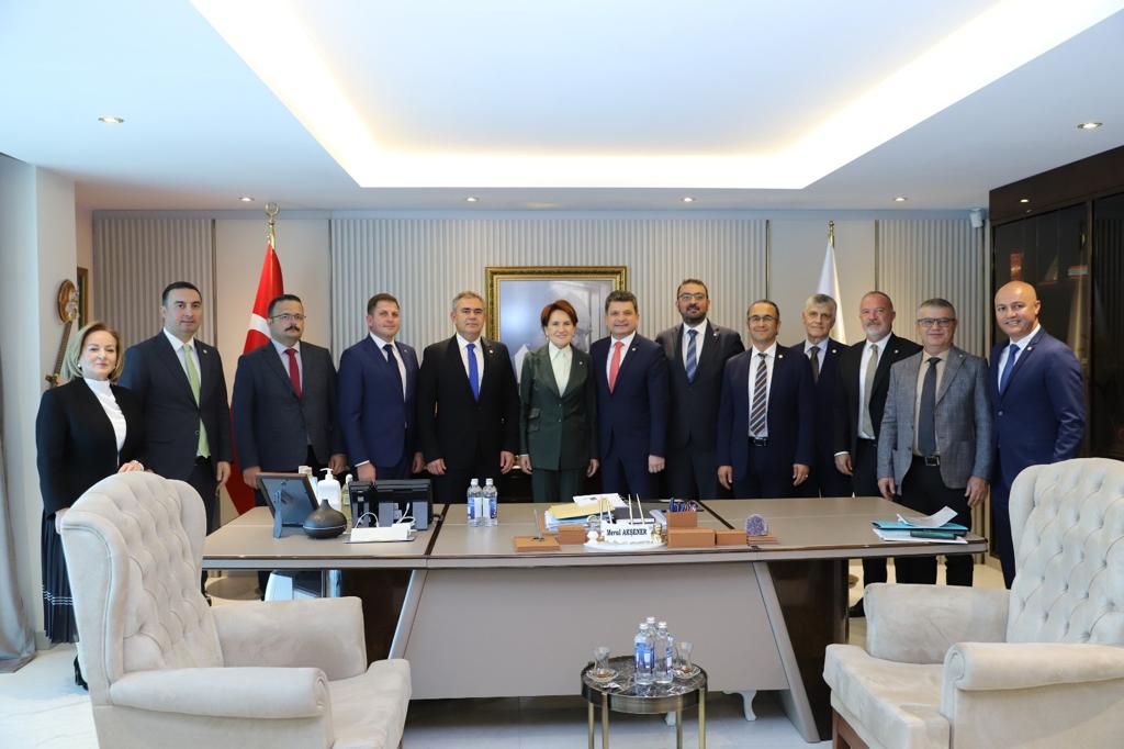 tebkurumsal's tweet photo. Türk Eczacıları Birliği Merkez Heyeti, İYİ Parti Genel Başkanı Meral Akşener’i İYİ Parti Genel Merkezi’nde ziyaret etti. 
https://t.co/6Vj7grIN4p https://t.co/8iXiWM5nRB