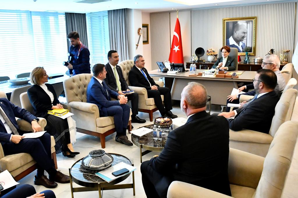 tebkurumsal's tweet photo. Türk Eczacıları Birliği Merkez Heyeti, İYİ Parti Genel Başkanı Meral Akşener’i İYİ Parti Genel Merkezi’nde ziyaret etti. 
https://t.co/6Vj7grIN4p https://t.co/8iXiWM5nRB