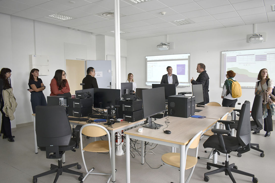 MedTechLab_'s tweet photo. Nous avons eu le plaisir d'accueillir l’équipe du Cabinet du Président @aesiomutuelle @PatrickBrothier @Ebergerault pour une présentation de notre living lab @MedTechLab_ de nos projets #Boxdesfragilites #litintelligent #LISE et nos ressources #Hovi @MINES_StEtienne @AesioSante https://t.co/28dLN8DlP1