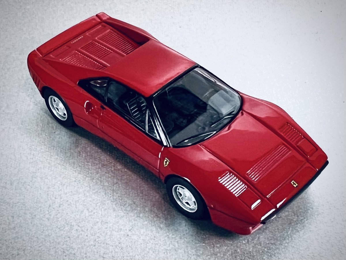 Ferrari GTO
TLV-NEOの新製品。
308をベースに造られたグループBホモロゲ車…だが4リッター級のFR車なのでWRC出場を目論んでいたとも思えず、他に出るレースも無いし結局活躍する事は無かった。
当時は知る人ぞ知る感じでしたが後にF40となり、スーパーフェラーリの始祖的な扱いとなる。

#トミカ