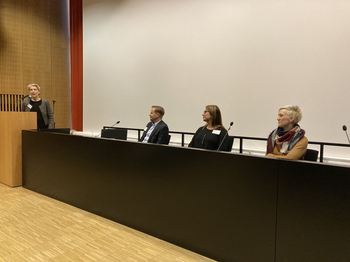JenniViinikka's tweet photo. #Kielenhuoltaja Heidi P. parhaillaan tulilla paneelissa. Heti alkuun faktat pöytään: kielenhuolto on kokonaisvaltaista tekstien muokkausta, ei loppuvaiheen pilkkujen tarkistamista. #SelkeänKielenPäivä #KelanTekstit https://t.co/HRUH1IXVRS