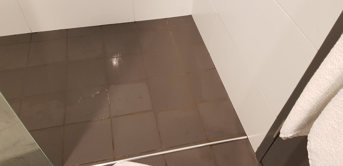 Section18c's tweet photo. These shots are not in the booking photos, now we know why, so you stand in water and we stop/wait for water to drain and start shower again. Maybe we got this room because: https://t.co/mP3hqt3Pbr https://t.co/4y0o1Pam7C