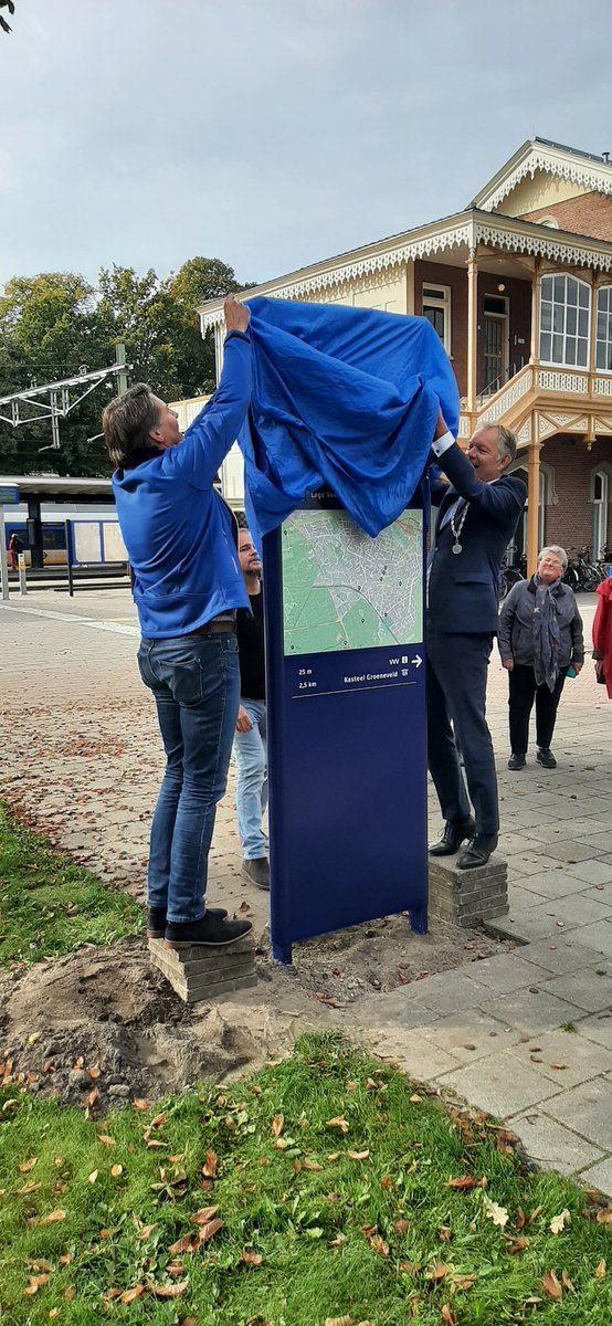 hanswijbrands's tweet photo. Onthulling van nieuwe Vorstelijk Baarn bewegwijzering borden door @BmBaarn op Stationsplein in @GemeenteBaarn. https://t.co/ByOK71X9Uh