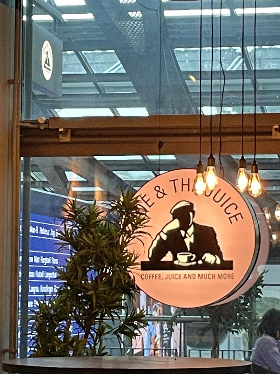 frejimi's tweet photo. JOE&THE JUICEใฎPOWER SHAKE็พๅณใใใงใ๐๐ฅคโบ๏ธ
#ในใคใน #Switzerland #Cafe #POWERSHAKE https://t.co/jSQCLEOKdp