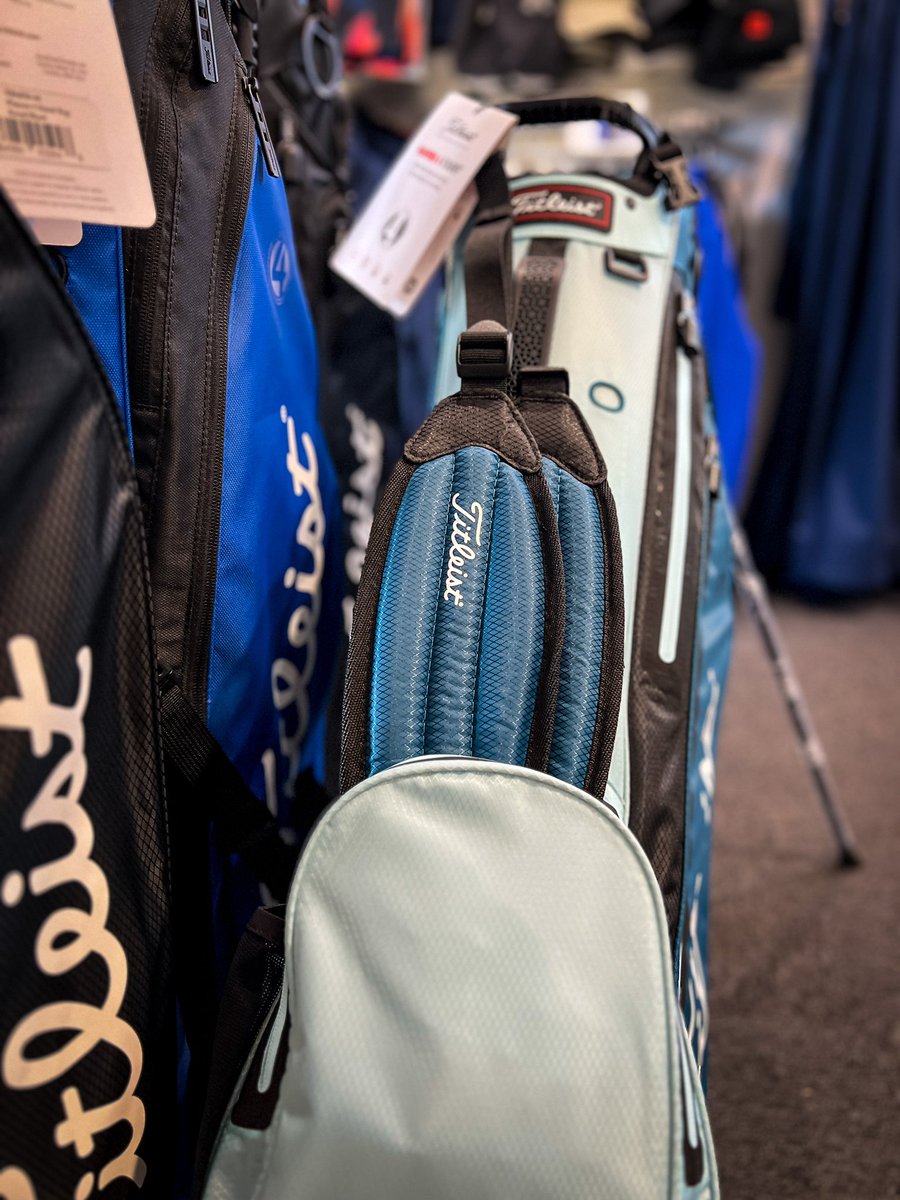 HartfordGolfC's tweet photo. Your go-to winter stand bags from #Titleist 🤩

The protection you need with the features you want plus some great colour ways in store now at #HartfordGolf 

Players4 and the waterproof Players4 Sta Dry bags from £179 - grab them whilst stocks last! @TitleistEurope #StaDry https://t.co/od1ojMJQY2