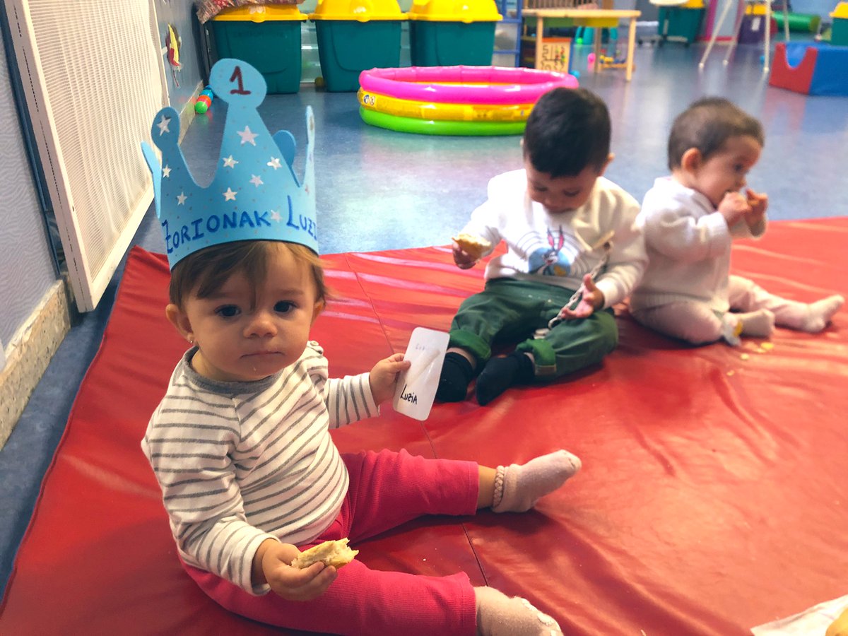 SPAHAURE's tweet photo. #HE1 
#Sanpedroapostolikastetxea 
Gaur, gure txikitxu maitiaren lehen urtea ospatu dugu.
Bere urtebetetzea urriaren 7an izan zen.
ZORIONAK, LUZIA!!!
🎂 🎁 🥳 🎉 🎈 https://t.co/kykyWDEsNY
