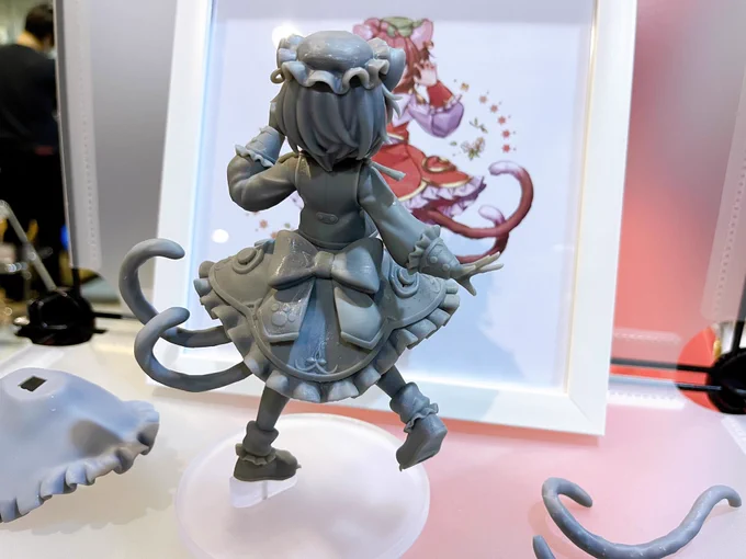 これはともぽんさんのスペースで展示されてた橙ちゃんフィギュア!私の原画を立体化して頂いたんですが、可愛いだけじゃなくてドロワや足裏の肉球まで丁寧に再現して頂いて感動しました…!!塗装後の完成した姿が早く見たい本当にありがとうございました!! 