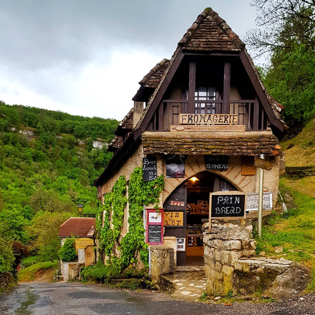 onlykspirit's tweet photo. Credit 
@travel.charming 
A Charming Store with Traditional and Regional Products just at the outskirts of Rocamadour. Occitanie. France.
👈👈
#hello_france #super_france 
#visitlafrance #france_vacations 
 #topfrancephoto #visitfrance    
#loves_france 
#culturetrip https://t.co/6oQfqb4qo8