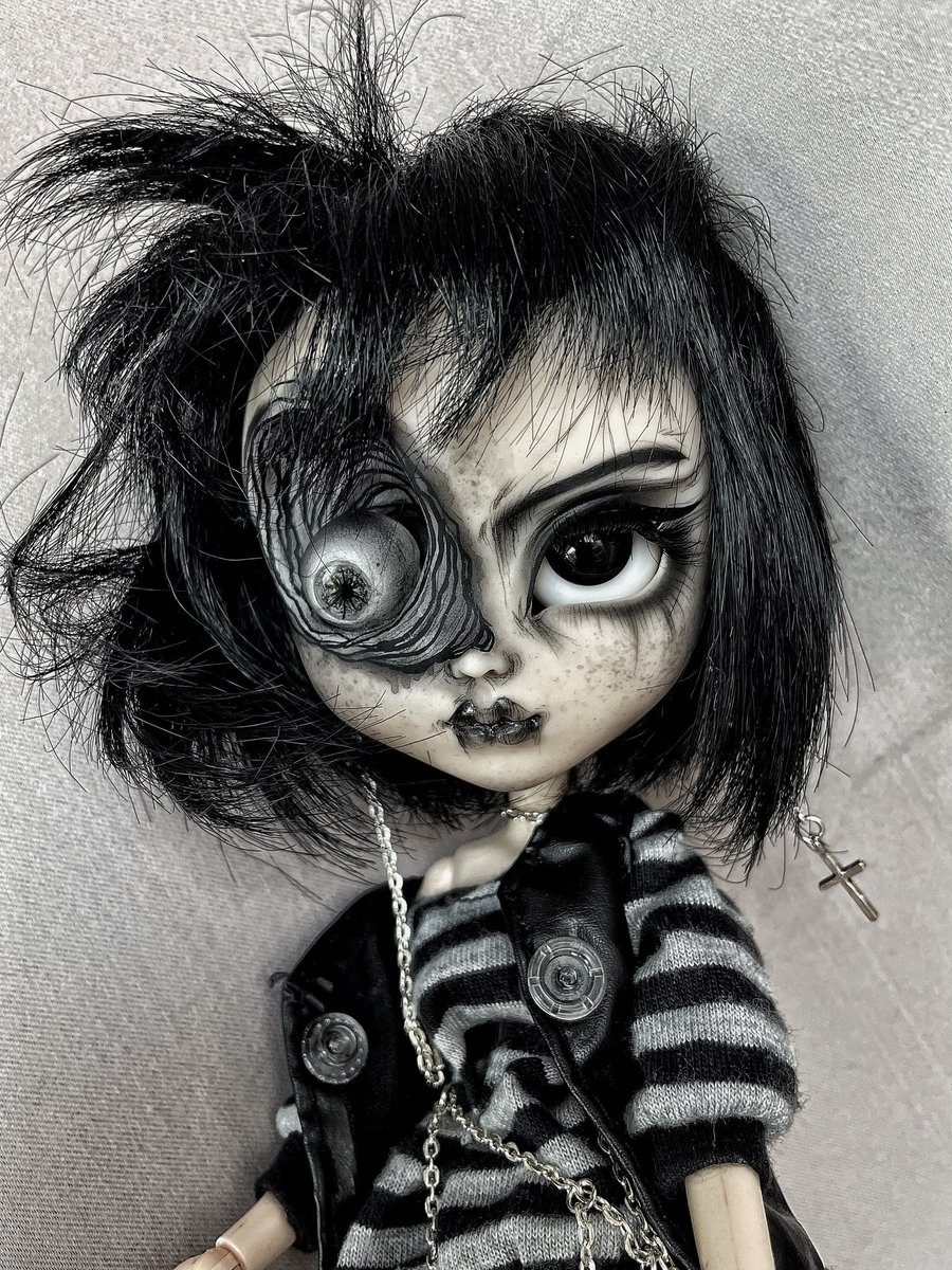nenndolls's tweet photo. Azami Kurotani / Inspired by Junji Ito
https://t.co/FgUTIqSkvp
#pullipdoll #プーリップ #pullip #pullipfullcustom #pullipcustom #doll #poupée #artist #faceup #junjiito #azamikurotani #nenndolls #mua #love #art #drawing #pullipfc https://t.co/6iY3eqOf7Y