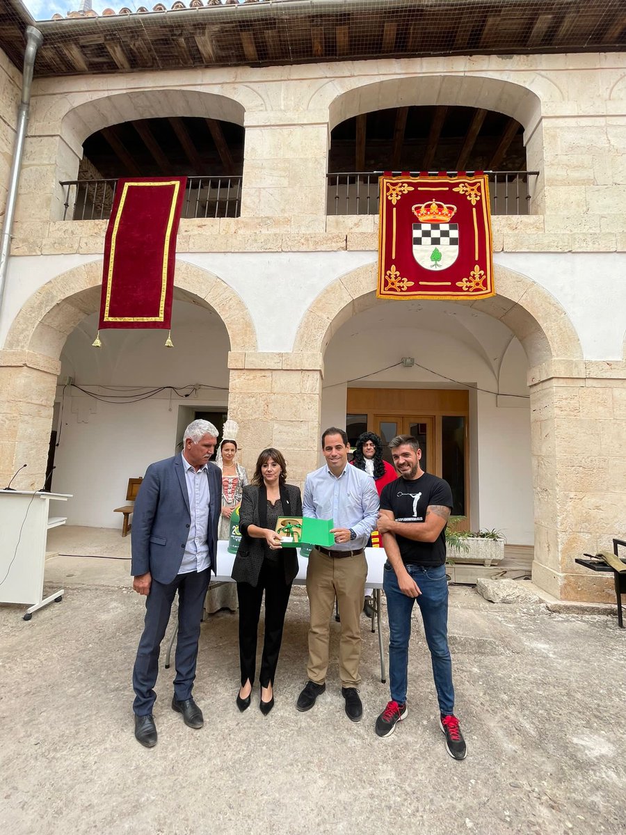 richosevilla's tweet photo. Ayer estuvimos en @aytonuevobaztan haciendo la entrega de la llave de vidrio como municipio en hermanado en este año internacional del vidrio. Gracias por la gran acogida y cariño recibido. Seguimos reciclando @ecovidrio https://t.co/0jfeJw14mt