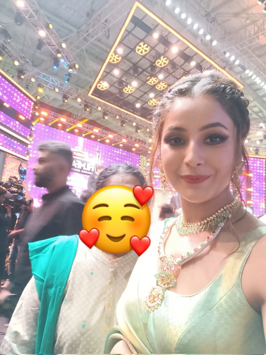ShehnaazkiMom's tweet photo. Dream cme true🥰so unexpected  bt a moment to cherish 4ever❤️ @ishehnaaz_gill she's so warm spoke so well she ws so happy wen i said my twitter id is SanaKiMom, she herself clicked dis pic for me She's a no less than a real fairy 💖💫@ni_muh_toddungi  #ShehnaazGill #SidNaaz https://t.co/ASOhHeHgJv