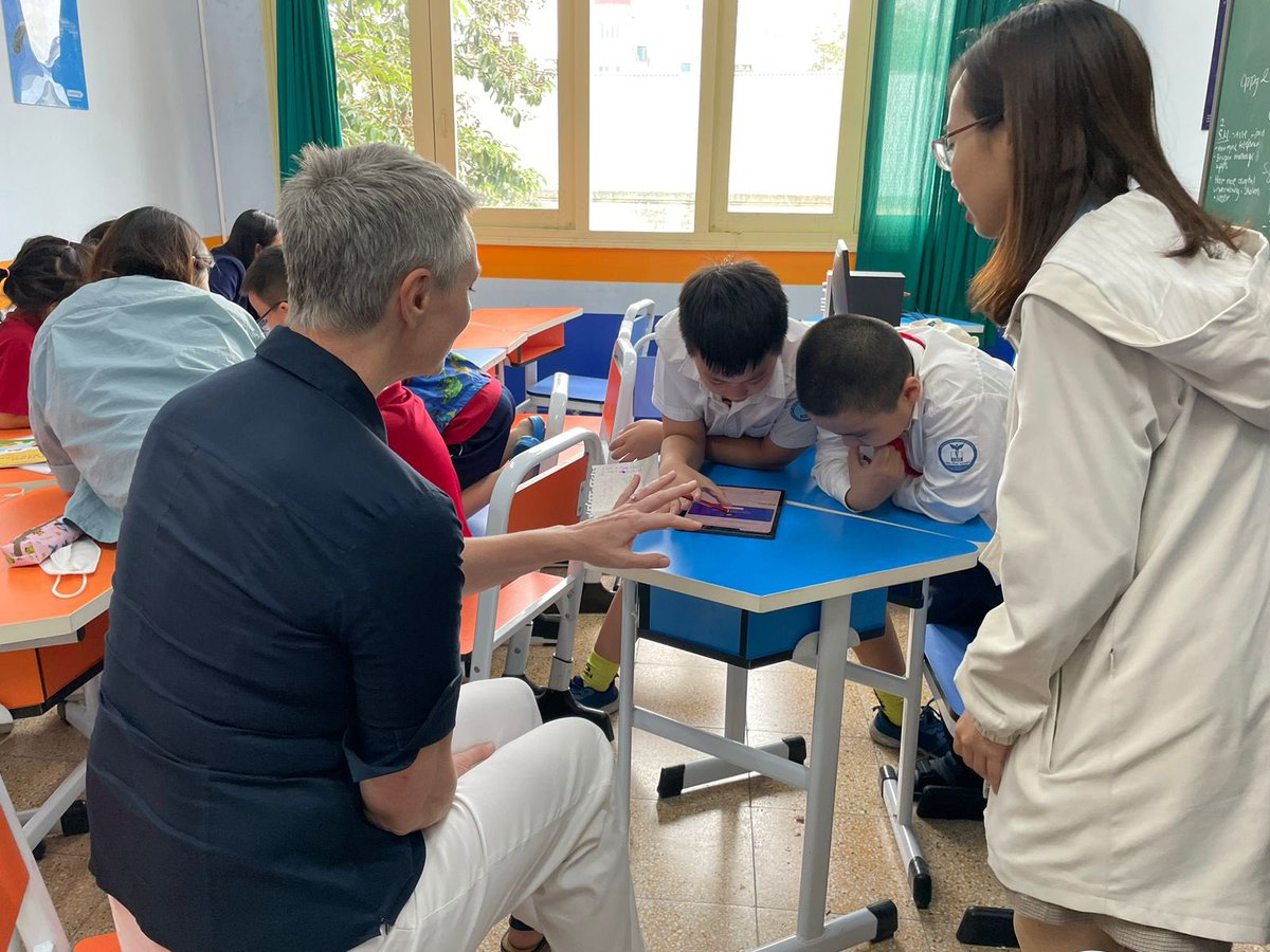norwayinvietnam's tweet photo. Thank you @noradno and @UNICEF_vietnam for an opportunity to observe how 🇳🇴 #GlobalDigitalLibrary project is tested and perceived by 🇻🇳 primary students. ❤️ to see engagement and excitement of 👨👩👧👦👨👩👦👦 https://t.co/hjHBUraI5w