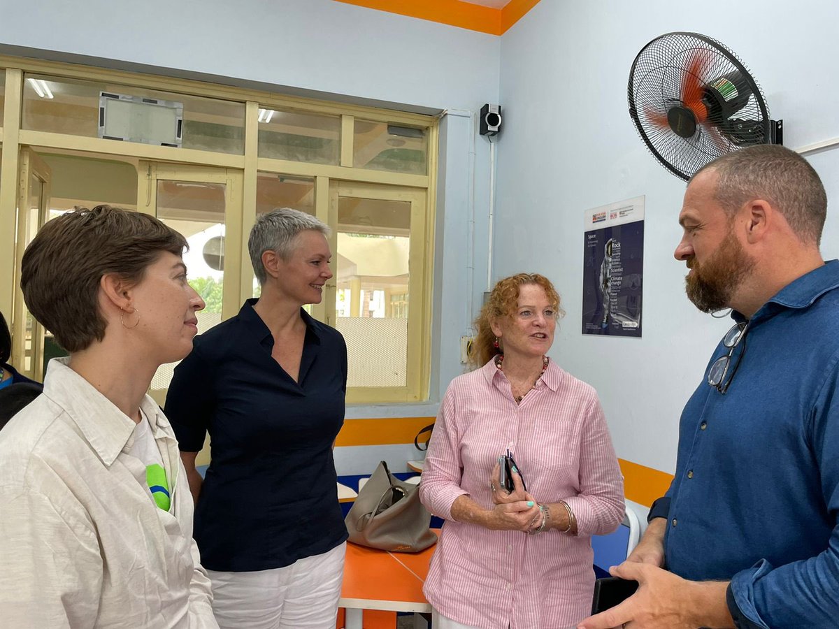 norwayinvietnam's tweet photo. Thank you @noradno and @UNICEF_vietnam for an opportunity to observe how 🇳🇴 #GlobalDigitalLibrary project is tested and perceived by 🇻🇳 primary students. ❤️ to see engagement and excitement of 👨👩👧👦👨👩👦👦 https://t.co/hjHBUraI5w