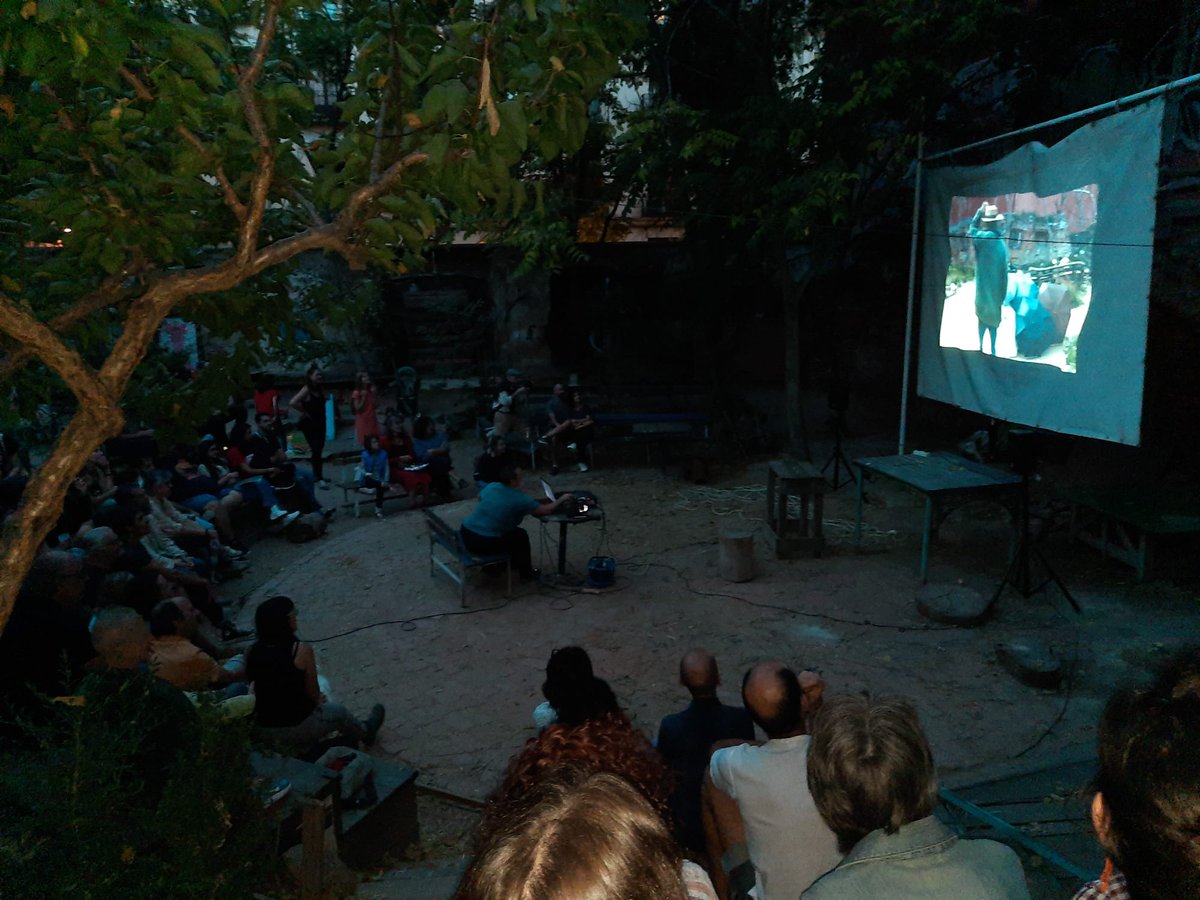 Petanca, cuentacuentos, talleres de insectos, de narrativas, de infusiones y los cortometrajes que presentamos durante estos años al #humusfilmfestival ... 

Así celebramos el espléndido futuro de Esta Es Una Plaza
