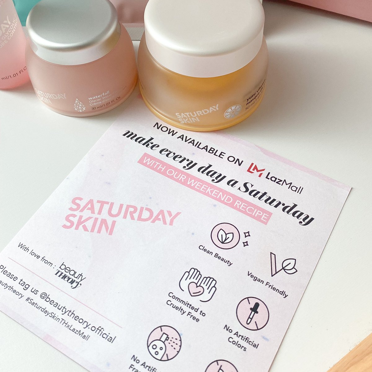 lisabubblegummy's tweet photo. #SaturdaySkin Yuzu Vitamin C Sleep Mask🍋✨ผิวหมองคล้ำพักผ่อนน้อย ใช้เป็นตัวนี้ก่อนนอนแล้วผิวใสขึ้น+ผิวชุ่มชื่นขึ้นไปในตัว เนื้อเจลลี่ลื่นๆผสมเนื้อส้มยูซุมาด้วยเลย กลิ่นส้มยูซุสดชื่น ผิวไบรท์นุ่มลื่นๆ จับแก้มแล้วผิวชุ่มชื่นมากคับ มีขายที่ลาซาด้าแล้วค้าบ
🖇 https://t.co/4TjiXYbopg https://t.co/UxOsH7vqEI