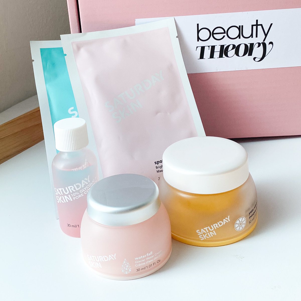 lisabubblegummy's tweet photo. #SaturdaySkin Yuzu Vitamin C Sleep Mask🍋✨ผิวหมองคล้ำพักผ่อนน้อย ใช้เป็นตัวนี้ก่อนนอนแล้วผิวใสขึ้น+ผิวชุ่มชื่นขึ้นไปในตัว เนื้อเจลลี่ลื่นๆผสมเนื้อส้มยูซุมาด้วยเลย กลิ่นส้มยูซุสดชื่น ผิวไบรท์นุ่มลื่นๆ จับแก้มแล้วผิวชุ่มชื่นมากคับ มีขายที่ลาซาด้าแล้วค้าบ
🖇 https://t.co/4TjiXYbopg https://t.co/UxOsH7vqEI