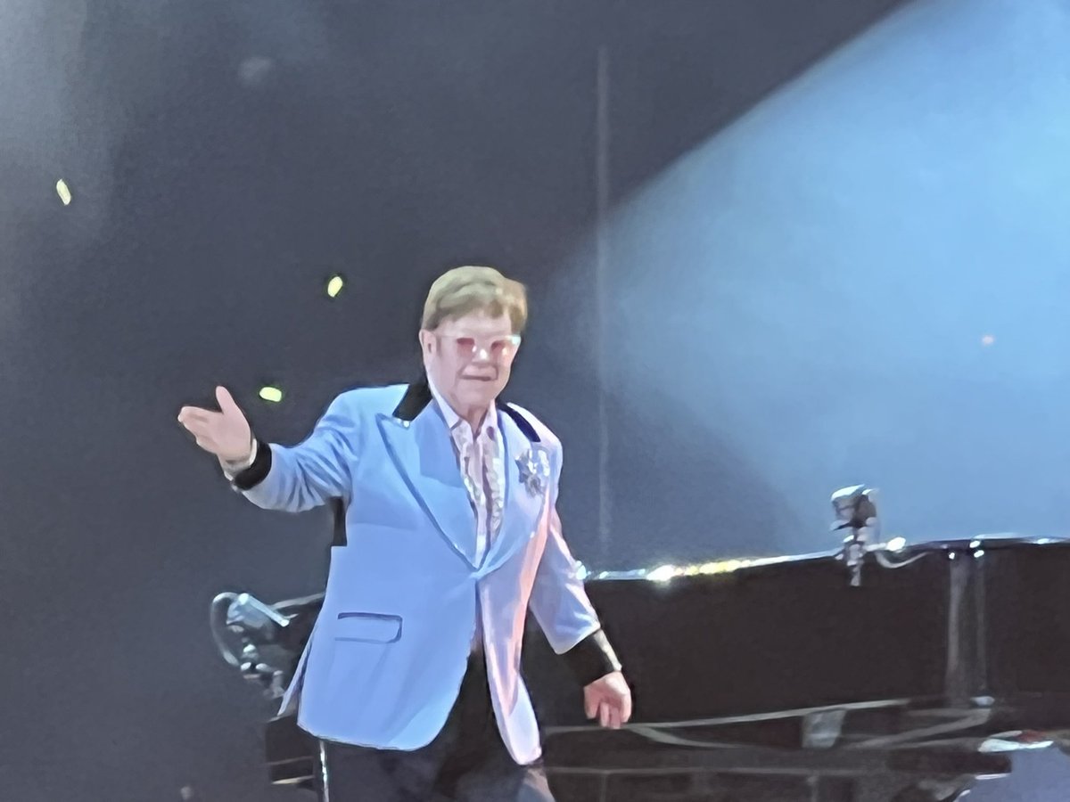 auranicky's tweet photo. Amazing birthday surprise!  75 and incredible- Elton https://t.co/nrkXVtDXr0