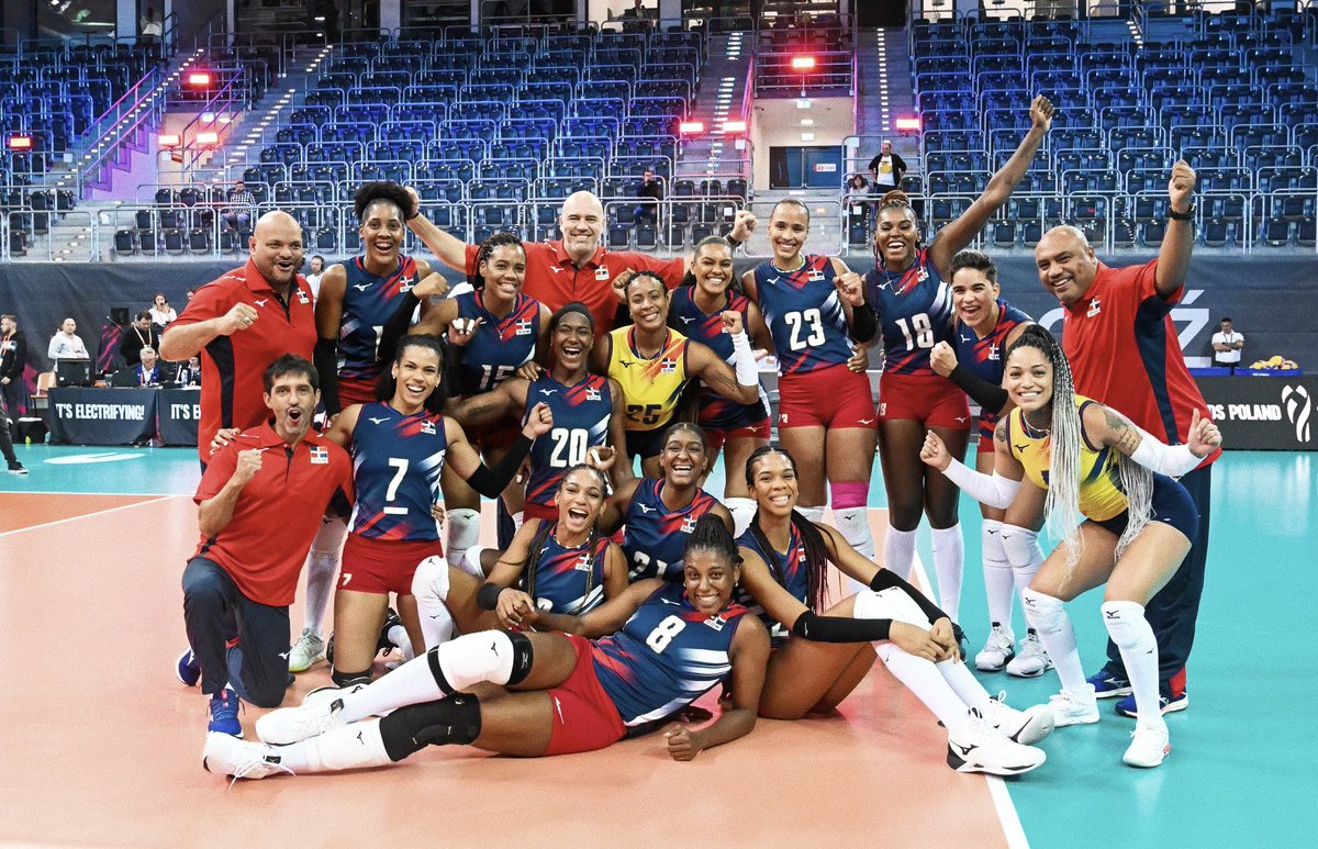 brendafans05's tweet photo. Muchas gracias , Reinas del caribe 👸🏼💗 #LasReinasDelCaribe #ReinasdelCaribe #Volleyball #DOMTeam #วอลเลย์บอลหญิง #WWCH2022 https://t.co/AAbARF53wF