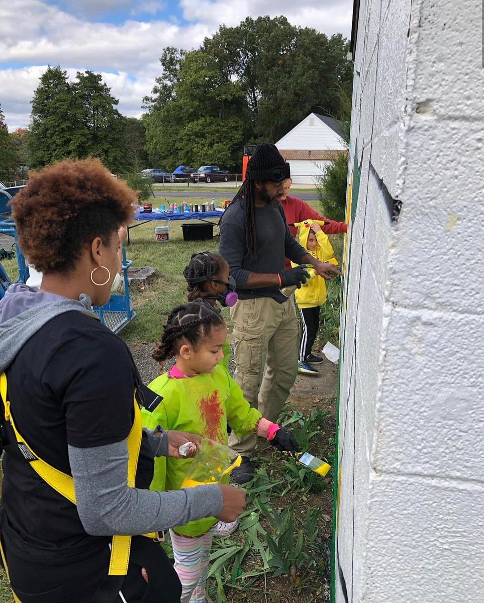 lutherw10715567's tweet photo. Community mural with @lutherw10715567 @ArtbaeOnline 2022 #lwart #louiewri #lutherwrightart https://t.co/rfwt7bVaiW