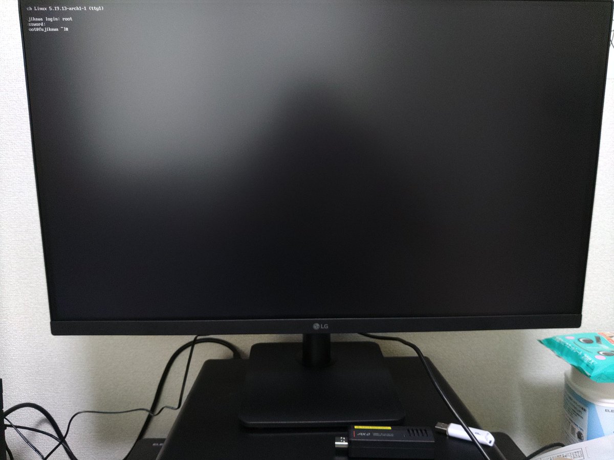 fujika_WA's tweet photo. とりあえずLANケーブル買ってきていったんネットに有線接続してArch自体のインストールは完了

これから長い長い環境再構築の戦いが始まる...

#ArchLinuxInstallBattle https://t.co/pGzqRyTiJ3