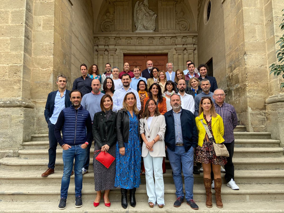 SSCCMiranda's tweet photo. La generación del 77 también se gradúa en experiencia. Este fin de semana se reencontraron para celebrar su paso por la que siempre será su casa. ¡Enhorabuena! Estamos muy contentos de veros de nuevo. #micolesscc #antiguosalumnos #25años #nuestrocolenuestracasa https://t.co/LETQbUWA0B