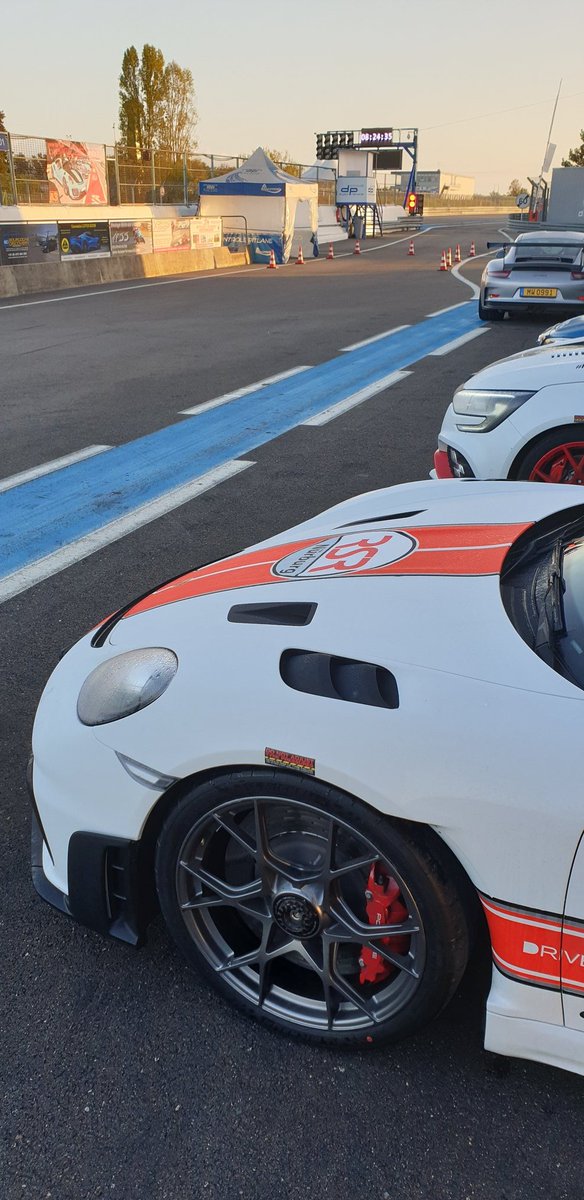 Frozenspeed's tweet photo. Goodmorning from Circuit Dijon-Prenois! #RSRNurburg #ParabolicaEvents #WilecoEvents https://t.co/83H2S3ktcg