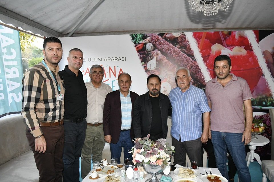 #AdanaLezzetFestivali'nin son gününde standımızda ilçe belediye başkanlarımız ile vatandaşlarımızı misafir edip Mavi Yengeç ile Sardalyamızdan ikram ettik. Alanda bulunan belediye standlarınıda ziyaret edip hem belediye başkanlarımız hem de çalışanlarla sohbet ettik.