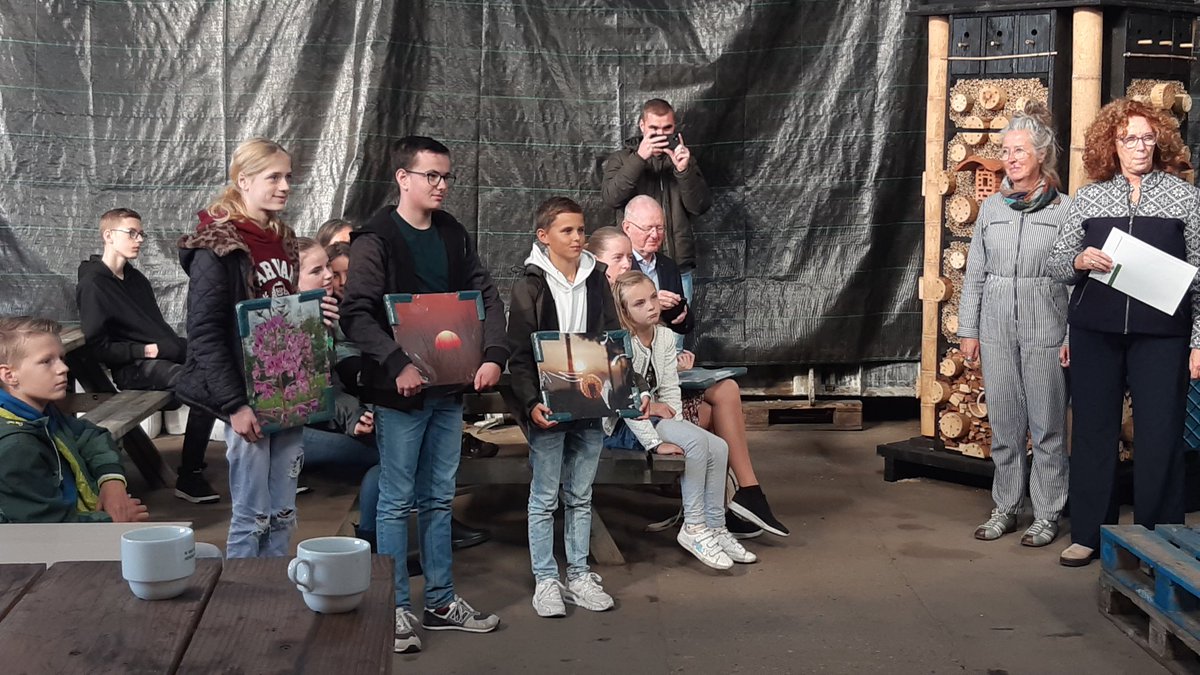 Afgelopen zaterdag ontvingen de winnaars van de fotowedstrijd "Genieten van het Bentwoud" in de categorie jeugd hun prijs uit handen van burgemeester Spies van Alphen aan de Rijn.