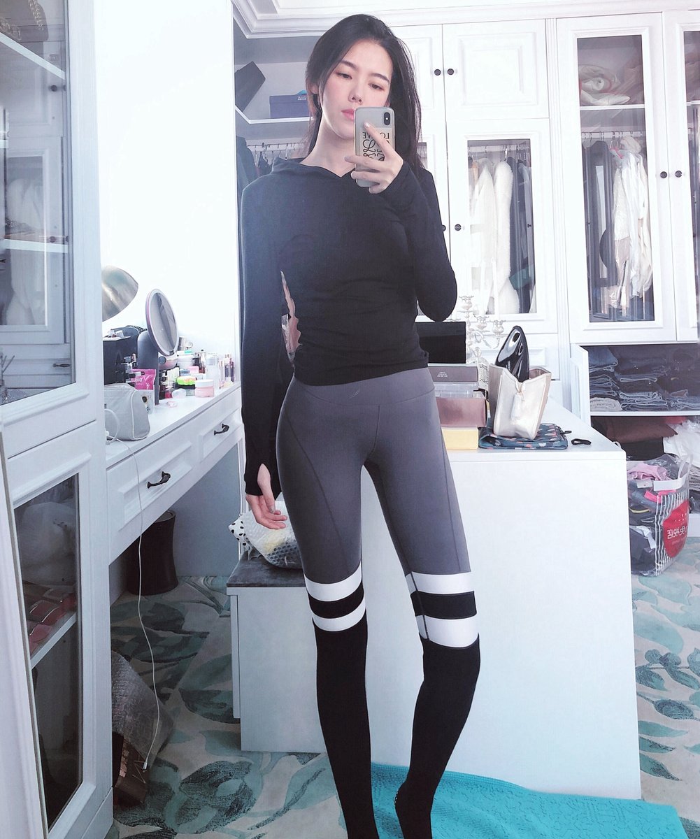 nami60641932's tweet photo. The clothes I wear today are not breathable, and I am sweating to the point of collapse [two ha]]] https://t.co/8GBpMRBxzp