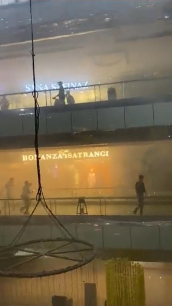 EshalRana6's tweet photo. Gas cylinders in the food court caught fire and spread.
#MonalDownTown in Centaurus.
This is really painful💔.
May Allah save all people.🤲🏻 Ameeen
#Centaurus
#Islamabad #CentaurusMall #centurus #CentaurusOnFire #MonalTown
#MonalDownTown https://t.co/HqTazVzOqL