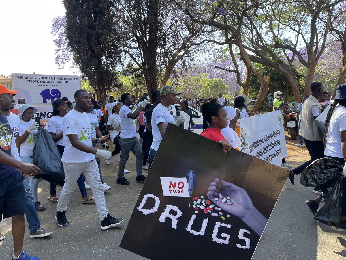 WHO_Zimbabwe's tweet image. #HappeningNow; World Mental Health Day clean up for Mental Health Wellness Walk where people are marching &amp;amp; picking up litter from Parirenyatwa Psychiatric Unit to the University of Zimbabwe to raise awareness on Mental Health &amp;amp; clean up the environment in commemoration of #WHD