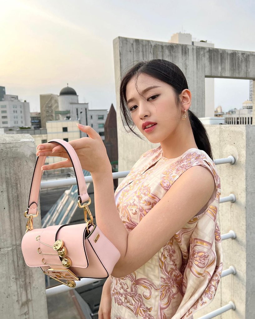 yux2rie's tweet photo. An Yujin x Fendi in 2022: 

#Fendigraphy FW22 Collection
#VersacebyFendi Fendace Collection
#FendiFirst AW22 Collection 
#FendiPeekaboo FW22 Collection https://t.co/gZ9MV87rqM