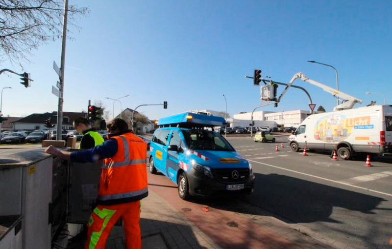 "Reinforcement Learning“ wurde bisher zum ersten Mal in #Lemgo in Ampeln erfolgreich in der Praxis eingesetzt.  Das Projekt #KI4LSA, welches die Steuerung von Ampelanlagen mit KI verbessern sollte, bringt @fraunhoferlemgo jetzt zum Abschluss.  idw-online.de/de/news802183