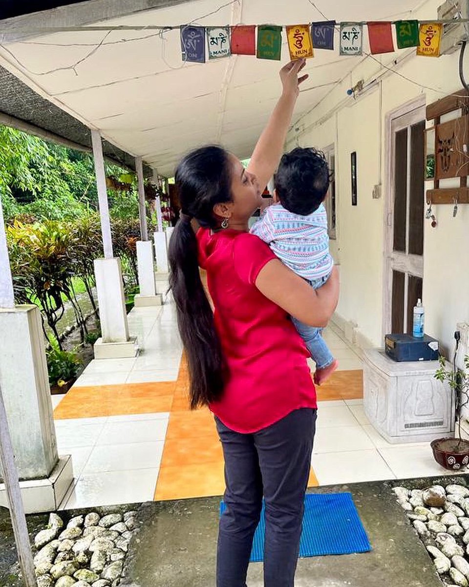 Veenaaa's tweet photo. 'Om Mani Padme Hum' we chant it everyday many times as we cross our gate. Bacche ko bhi sikha diye aage kaam ayega life me.. marking #WorldMentalHealth            #parenting #ArunachalPradesh #aalo #mother #nature #naturephotography #children https://t.co/qEn7MCXuCN