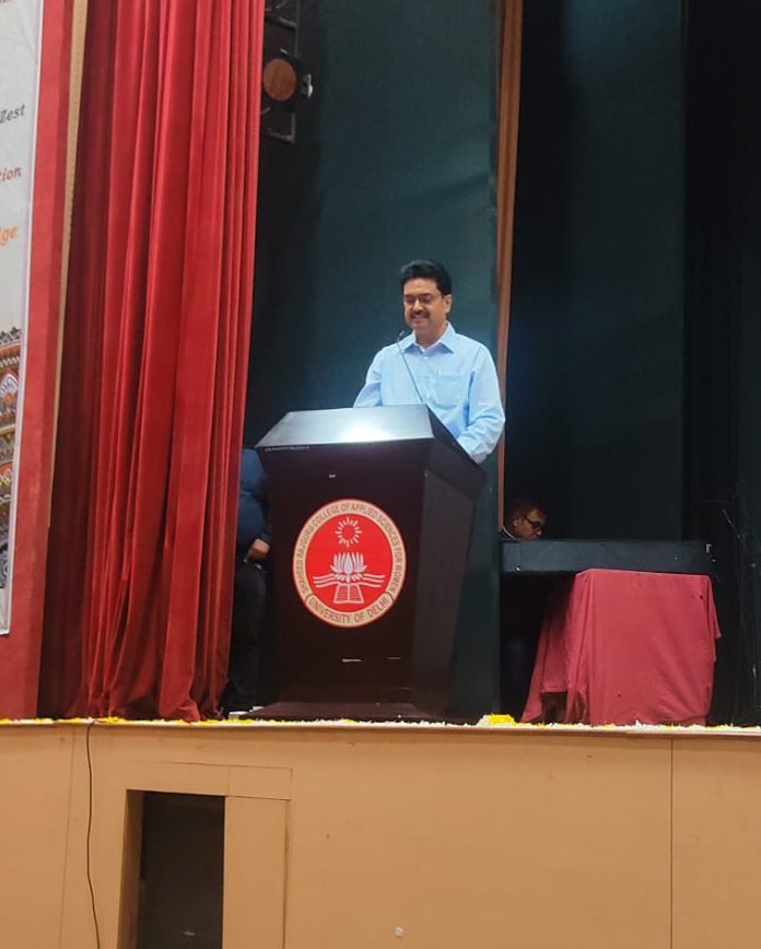 SrcaswD's tweet photo. "Our objective should be to focus on the development of a prototype which is commercially viable and sustainable."
-Prof. Dr. Yogesh Singh
(Vice-Chancellor, University of Delhi)
@SrcaswD
@UnivofDelhi
@DrPayalmago
#CMRIEinauguration #srcasw https://t.co/Qzia2hTmy0